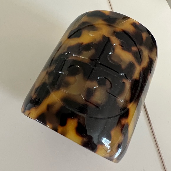 Tory Burch Tortoise acrylic cuff. Pre-owned but in very good condition. - Picture 4 of 4